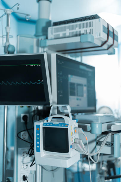 equipo médico con pantallas en la sala de cirugía
 - Foto, imagen