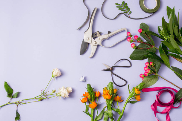 Bir buket yapmak için araçlar ve aksesuarlar çiçekçi gerekir - Fotoğraf, Görsel