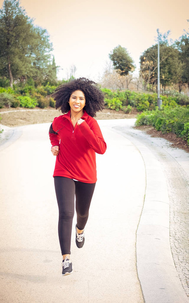 Gyönyörű sportoló nő futás-val fülhallgató, intelligens óra és  - Fotó, kép