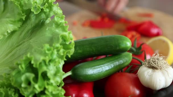 Vegetáriánus étel. Főzés a zöldségek. - Felvétel, videó