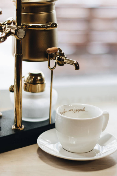 Чашка вкусного кофе и ретро стиль кофе машина, крупным планом
 - Фото, изображение