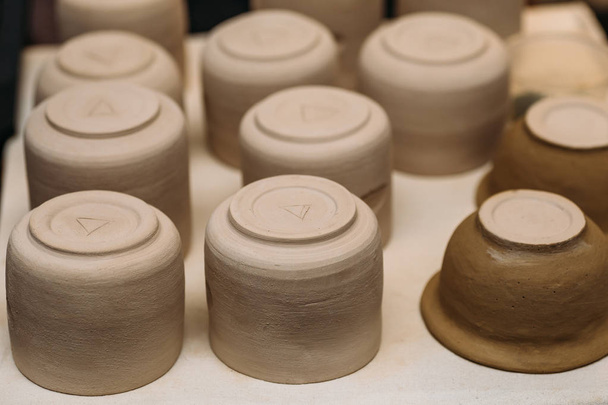 Cerâmica de cerâmica de barro Produtos secos na prateleira
 - Foto, Imagem
