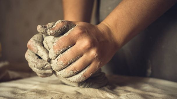 Женщина гончар работает с глиной, мастерские руки закрыть
 - Фото, изображение