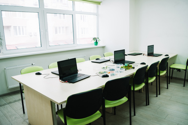 εσωτερικό της τάξης με φορητούς υπολογιστές στο γραφείο στο μαθήματα εκπαίδευσης stem - Φωτογραφία, εικόνα