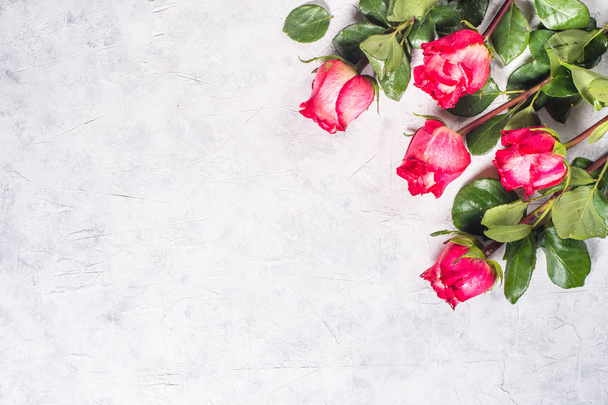 赤いバラの花と木のテーブルにプレゼント ボックス.  - 写真・画像