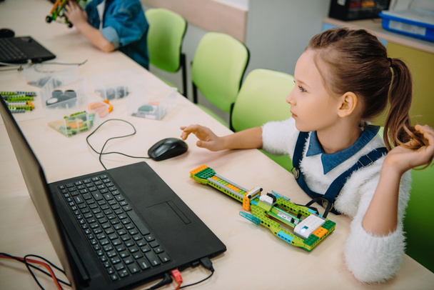 ориентированная школьница, работающая с компьютером в машинном классе
 - Фото, изображение