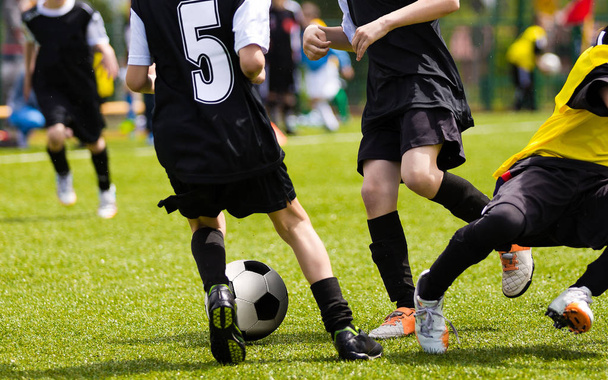 Ποδόσφαιρο παίκτες ανταγωνίζονται για την μπάλα. Δημοτικό σχολείο ποδόσφαιρο παιχνίδι. Αντιμετώπιση του ποδοσφαίρου. Νεολαία ποδόσφαιρο ομάδες αγώνας τουρνουά - Φωτογραφία, εικόνα