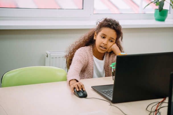 退屈してアフリカ系アメリカ人女子高生は学校でコンピューターでの作業 - 写真・画像