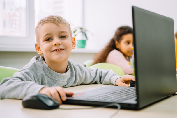 чарівна маленька дитина працює з ноутбуком на уроці стовбурової освіти
 - Фото, зображення