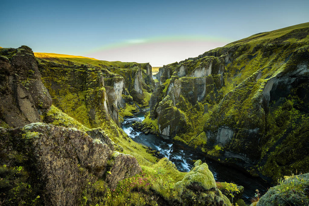 Каньон Фьядрарглюфур и река на юго-востоке Исландии
 - Фото, изображение