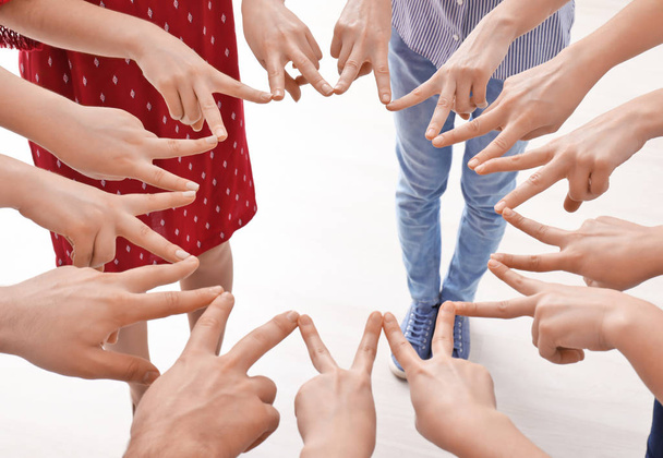 Jóvenes haciendo círculo con sus manos como símbolo de unidad
 - Foto, Imagen