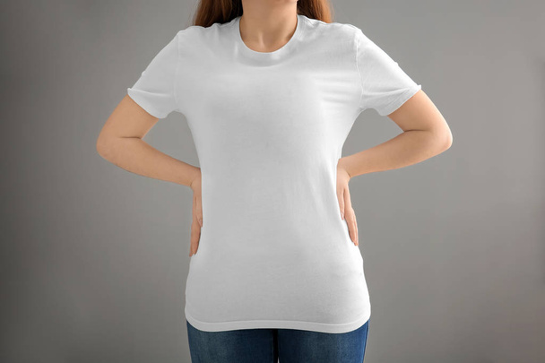 Mujer joven con elegante camiseta sobre fondo claro. Burla para el diseño
 - Foto, Imagen
