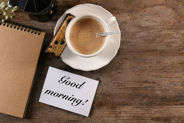Composición con sabroso desayuno y "Buenos días" deseo en la mesa de madera, vista superior
 - Foto, Imagen