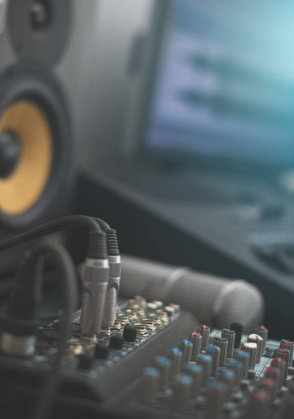 Mixer, mikrofon a profesionální monitor. Koncepce domácí hudební studia. - Fotografie, Obrázek