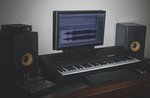 Domowe studio nagran z profesjonalnych monitorów i midi-klawiatury. - Zdjęcie, obraz