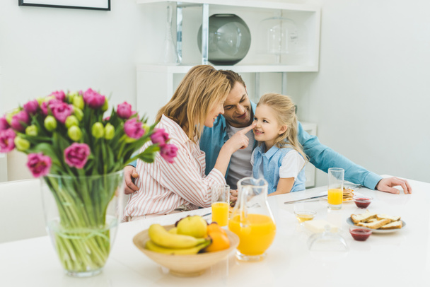 Счастливая семья, завтракающая вместе дома - Фото, изображение