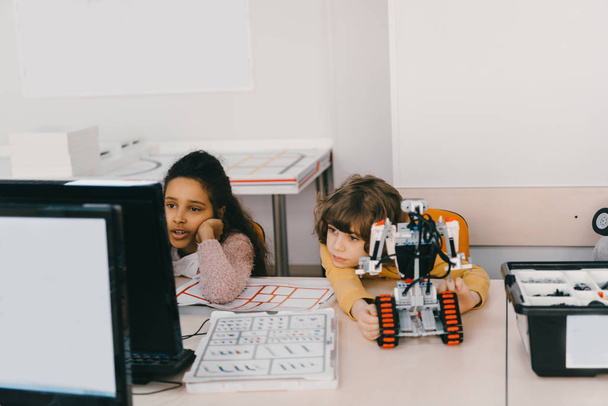 niños exhaustos que trabajan con la computadora para programar robot, concepto de educación del vástago
 - Foto, imagen