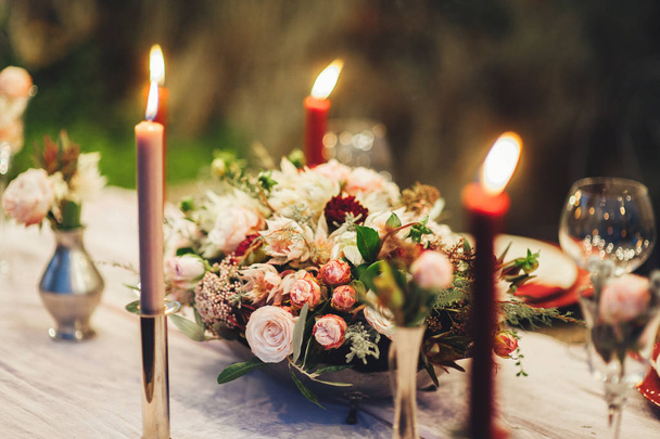 Sulje näkymä hääpöytä kukkia ja kynttilöitä
 - Valokuva, kuva