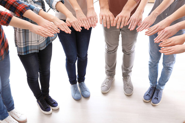 Giovani che uniscono le mani come simbolo di unità
 - Foto, immagini
