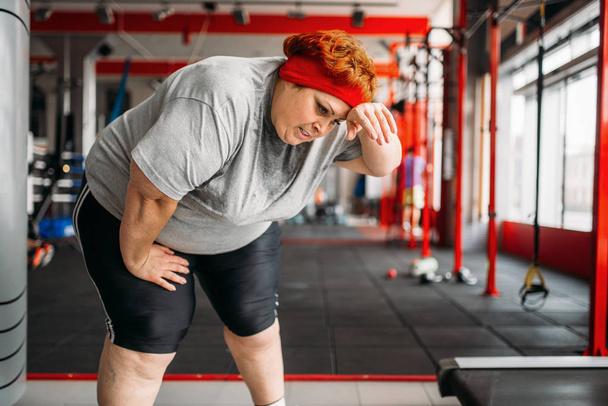 fáradt kövér nő edzőteremben aktív edzés után - Fotó, kép