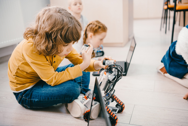 bambini seduti sul pavimento a lezione di macchinari, concetto di educazione allo stelo
 - Foto, immagini