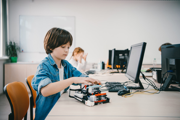 adolescente niño programación bricolaje robot en clase de maquinaria
 - Foto, Imagen