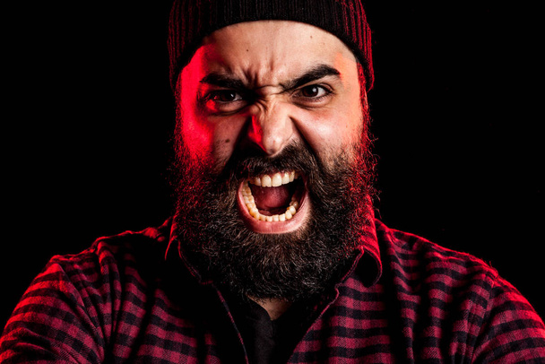 Злий кричущий бородатий чоловік
 - Фото, зображення