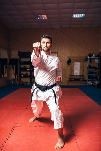 fehér kimonó fekete öv, képzés az edzőteremben karate harcos - Fotó, kép