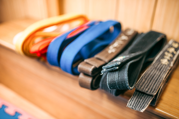 arts martiaux, ceintures marron, orange, bleu et noir gros plan
 - Photo, image