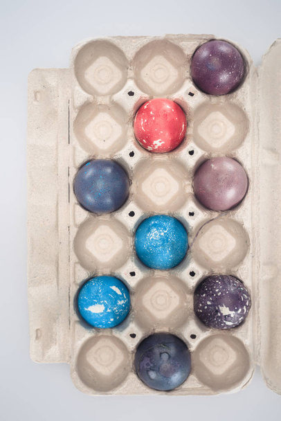κάτοψη του βαμμένα αυγά του Πάσχα στο δίσκο, απομονώνονται σε λευκό - Φωτογραφία, εικόνα