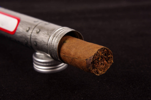 Макро крупный план сигары изолирован на черном фоне
 - Фото, изображение