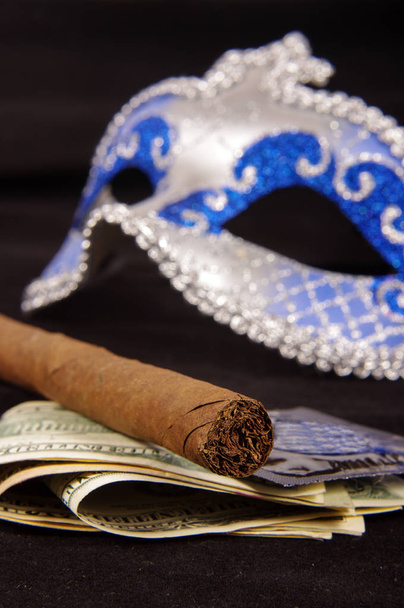 Concepto de prostitución: cigarro de lujo, dinero, preservativos y seducción
 - Foto, imagen