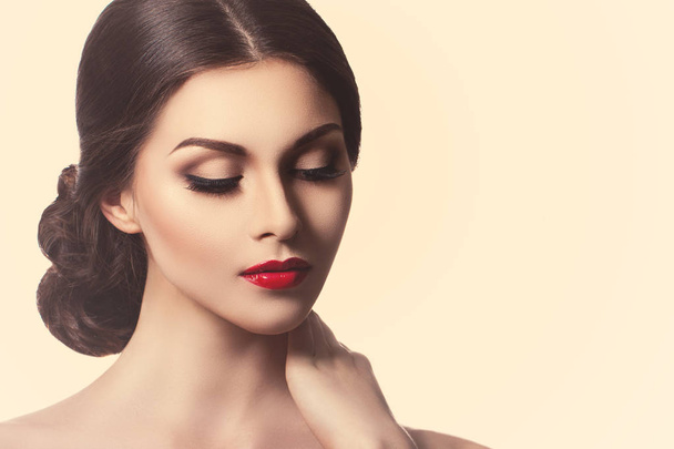 Portrait of a beautiful young woman in retro style. Ideal beauty. Red lips. Professional make-up. - Foto, imagen