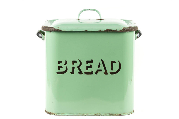 Vintage Britse groen glazuur broodtrommel op een witte achtergrond - Foto, afbeelding