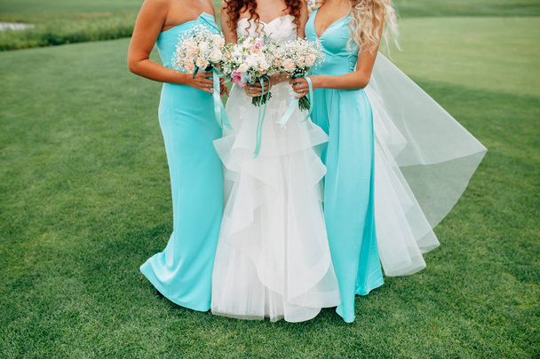 Bride with two bridesmaids in mint dresses - Φωτογραφία, εικόνα