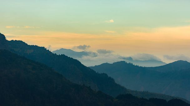 Схід сонця в Національний мальовничий район Alishan, Тайвань. - Фото, зображення