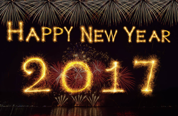 Szczęśliwego nowego roku 2017 napisany z blasku fajerwerków na czarne tło, celebracja i kartki z życzeniami koncepcja - Zdjęcie, obraz