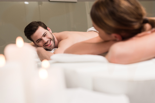 Paar schaut sich bei Massage im Wellness-Salon an - Foto, Bild