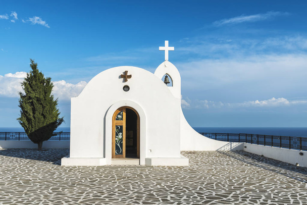 Görög ortodox templom közelében Faliraki, Rodosz, Görögország  - Fotó, kép