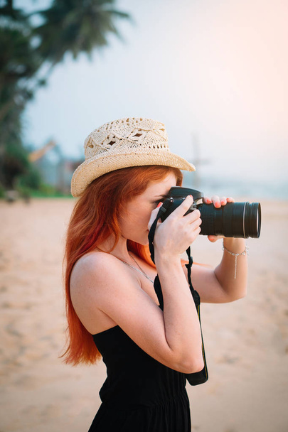 young woman photographer doing photo on the beach, close-up - Foto, Imagem