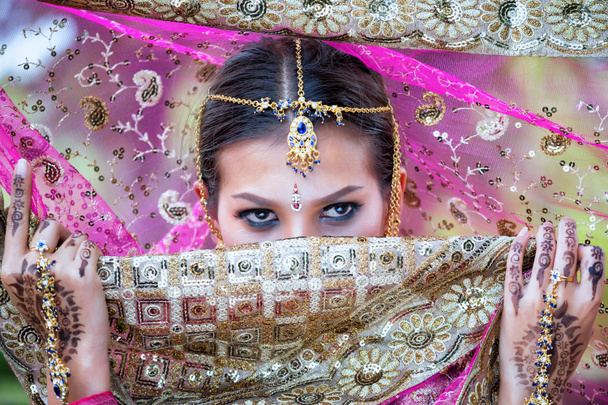 Close up Beautiful indian girl Young hindu woman model with kund - Foto, Imagen