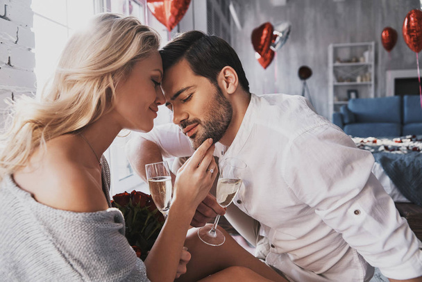 romantic young couple in love with champagne glasses celebrating valentines day - Φωτογραφία, εικόνα