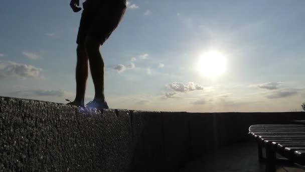 Las piernas masculinas bailan en los platos de una pared de terraplén en Kiev en slo-mo
 - Metraje, vídeo