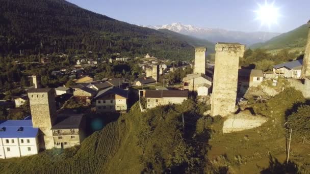 Mestia, ünlü Gürcistan dağlık kuzeybatı Kafkasya'da onun Svan towers için genel bakış - Video, Çekim