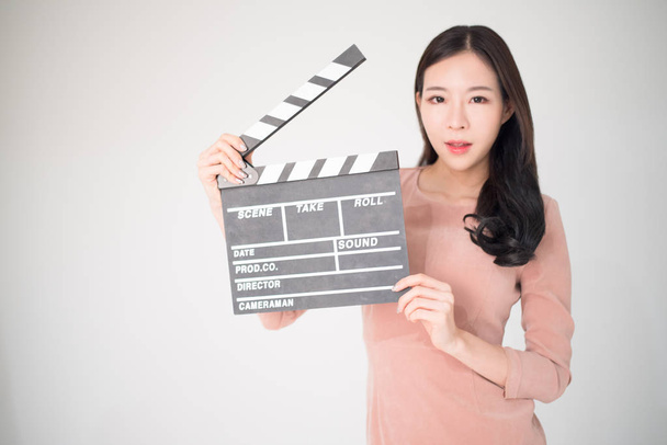 Sian nő gazdaság film kereplő fórumon elszigetelt fehér backgro - Fotó, kép