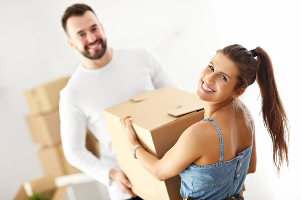 Photo montrant un couple adulte heureux déménageant ou entrant dans une nouvelle maison
 - Photo, image