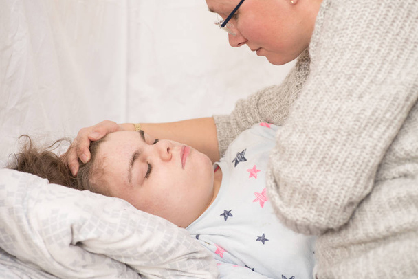 Uma criança com epilepsia durante uma convulsão
 - Foto, Imagem