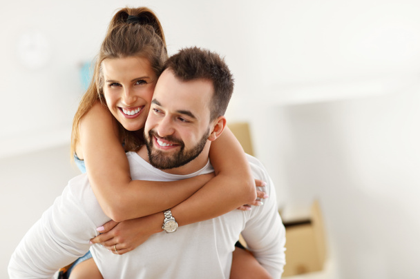 Bild zeigt glückliches erwachsenes Paar beim Auszug oder Einzug in ein neues Zuhause - Foto, Bild