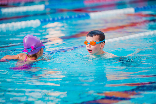 Garçon pratique la natation
 - Photo, image