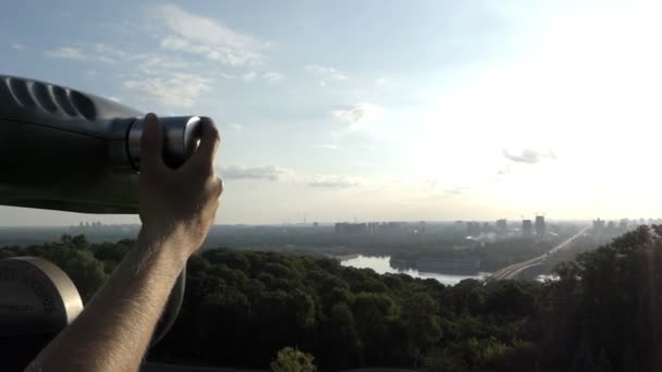 Fiatal férfi használja a Messzelátó egy megfigyelő fedélzeten át a Dnipro - Felvétel, videó